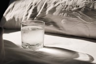 「1匹いたら数千匹近くに...」飲もうとしたコップの水に浮いていた「繁殖力強めな生物」に女性鳥肌、写真にネット戦慄