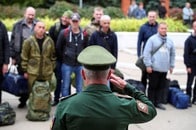 ロシア軍の兵舎の様子は「イカゲーム」そっくりの悲惨さ...ウクライナが動画で嘲笑