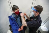 英アストラゼネカのコロナワクチン、南ア変異株への効果限定的　対応版の開発へ