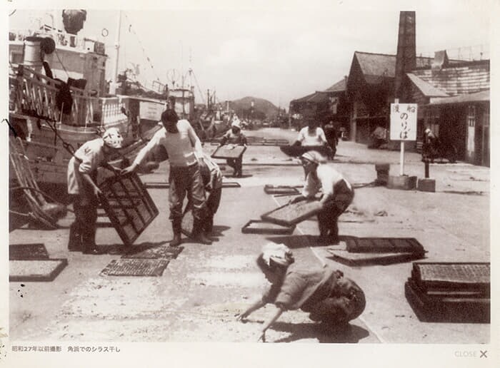 女川町角浜でのしらす干し作業（昭和27年以前、上）と、震災後に撮影した魚市場周辺の様子（下）。時代が移り変わっても産業と人々の営みは続き、普遍性に安堵を覚える（いずれもソルトプリント）
