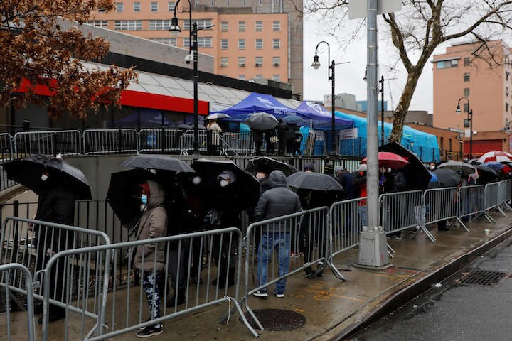 新型コロナの検査を受けるためにニューヨーク・クイーンズのエルムハースト病院に列を作った人々（3月22日）　Andrew Kelly-REUTERS