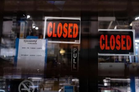 米労働省が２６日に発表した２１日終了週の新規失業保険申請件数は前週比３００万１０００件増の３２８万３０００件と、過去最多となった。ニューヨークで１５日撮影（２０２０年　ロイター/JEENAH MOON）