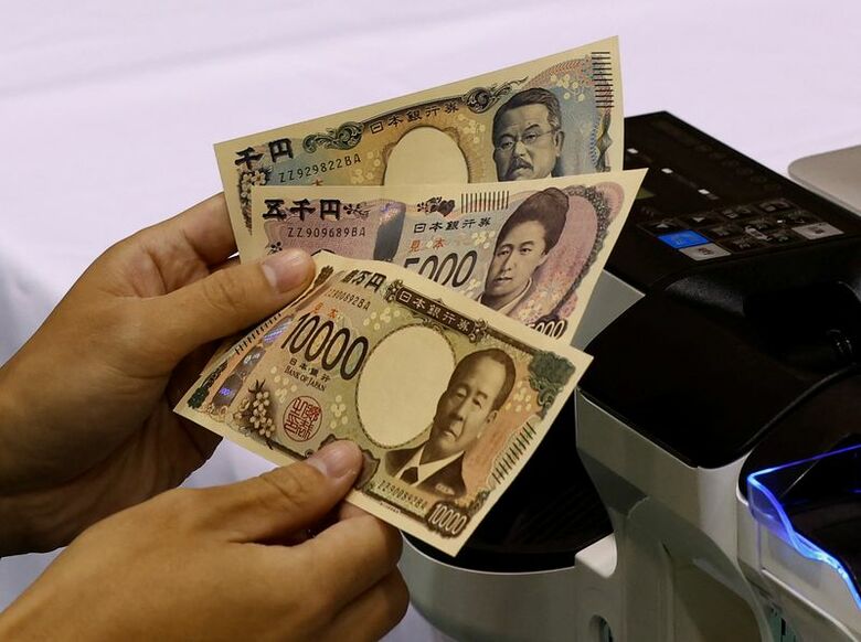 円紙幣。都内で2022年11月撮影。REUTERS/Kim Kyung-Hoon