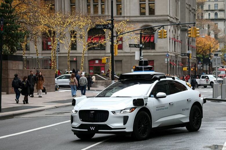ウェイモの自動運転タクシー、2025年11月26日、米ニューヨーク市マンハッタンで撮影。REUTERS/Brendan McDermid