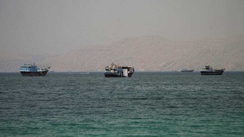 ホルムズ海峡を航行する船舶。6月22日、オマーン・ムサンダムから撮影。REUTERS/Stringer