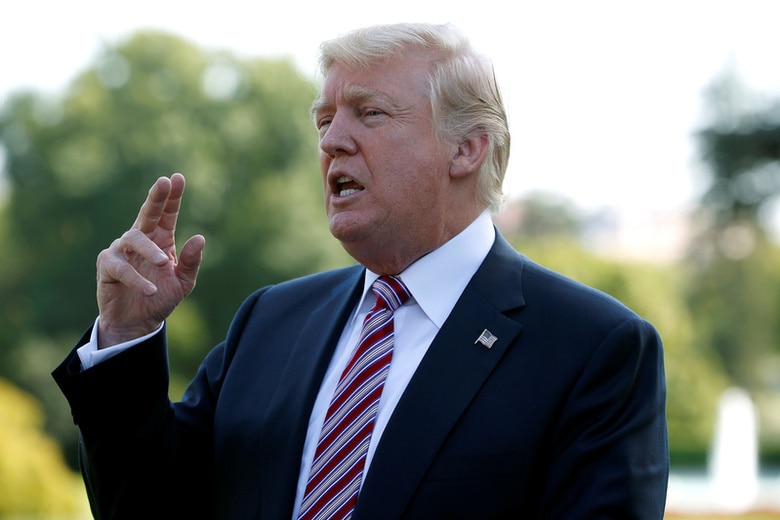 １０月１日、トランプ米大統領は、ティラーソン国務長官に対し、北朝鮮の金正恩朝鮮労働党委員長との対話を図ることで時間を無駄にすべきでないと伝えたとツイッターで明らかにした。写真は９月ホワイトハウスで撮影（２０１７年　ロイター／Joshua Roberts）