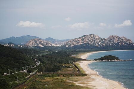 韓国のリゾート運営会社アナンティは、北朝鮮の金剛山観光地区に関連する事業を停止し、約４１００万ドルの資産を減価償却する。韓国の聯合ニュースが伝えた。北朝鮮が金剛山の施設を解体し始めたとの報道も出ている。写真は２０１８年８月撮影（２０２２年　ロイター／Kim Hong-Ji）