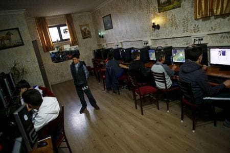 トルコ情報通信技術庁は１９日、新たなソーシャルメディア法に基づき、ツイッターや動画ライブ配信アプリ「ペリスコープ」、写真共有サービス「ピンタレスト」への広告を禁じる方針を発表した。資料写真、アンカラのネットカフェ、２０１５年４月撮影（２０２１年　ロイター／Umit Bektas）