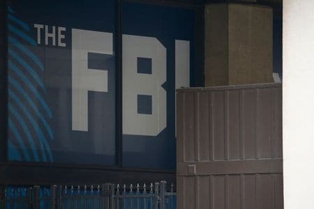 　５月１４日、米連邦捜査局（ＦＢＩ）は、米政府から３６０万ドルの研究助成金を受けていたにもかかわらず、中国の研究機関での自らの役職を開示しなかった虚偽申告の疑いで、オハイオ州のクリーブランド・クリニックに最近まで所属していた中国生まれの研究者を逮捕したと発表した。写真はワシントンで２０１８年２月撮影（２０２０年　ロイター／Regis Duvignau）