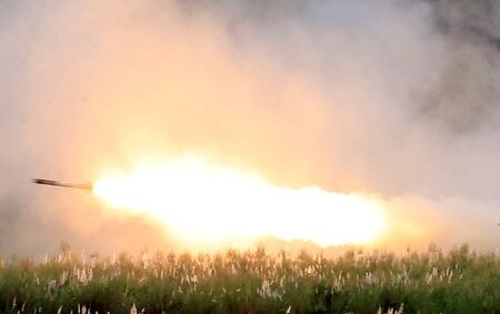 ロシアのリャブコフ外務次官は１日、米国が高機動ロケット砲システム（ＨＩＭＡＲＳ）をウクライナに供給することに反発し、米ロの直接衝突に発展するリスクが高まると警告した。米軍事演習でのＨＩＭＡＲＳ、フィリピンで２０１６年撮影。（２０２２年　ロイター/Romeo Ranoco/File Photo）