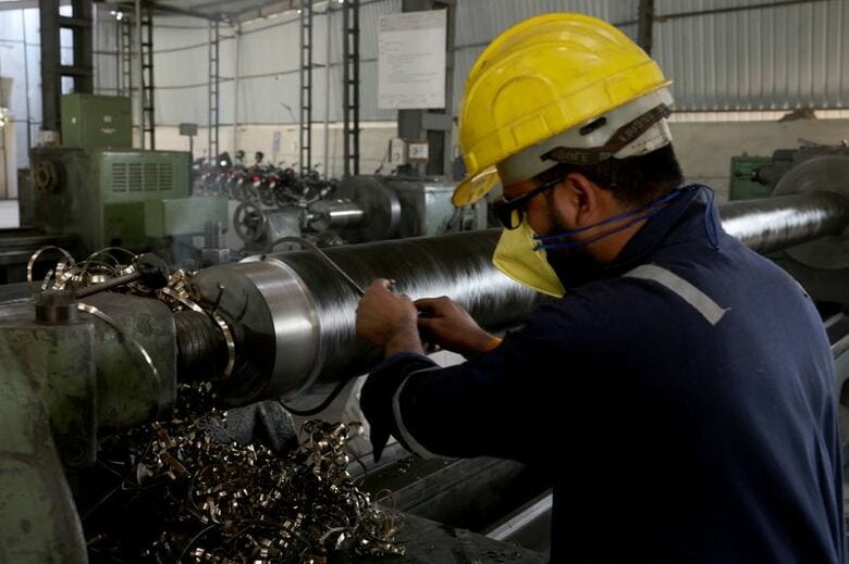 製鉄所の作業員。１月、インドのアフマダーバード郊外で撮影。REUTERS/Amit Dave
