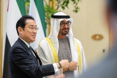 　７月１７日、中東３カ国を歴訪している岸田文雄首相（写真左）は、アラブ首長国連邦（ＵＡＥ）のアブダビでムハンマド大統領（写真右）と会談した。提供写真（２０２３年　ロイター／UAE Presidential Court）