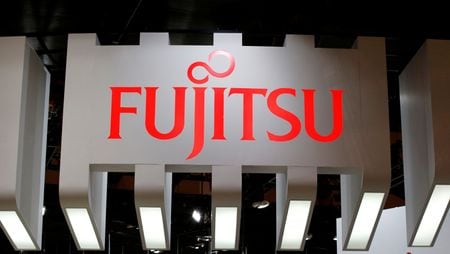 　３月１０日、富士通は、防衛装備庁から指揮官の意思決定を支援するＡＩ（人工知能）エージェントの委託研究を受注したと発表した。写真は同社のロゴ。２０１６年１０月、千葉県の幕張メッセで撮影（２０２６年　ロイター/Toru Hanai）