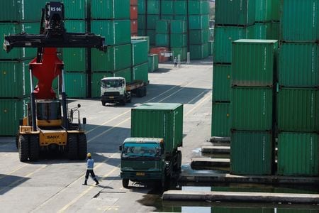 インドネシア経済省高官のスシウィジョノ・モエギアルソ氏は７月１８日、最近成立した米国との貿易協定について、詳細はまだ交渉中であり、パーム油とニッケルに関して適用除外を求めていると明らかにした。８日、北ジャカルタの港で撮影（２０２５年　ロイター/Ajeng Dinar Ulfiana）