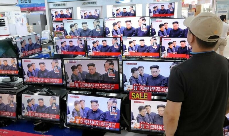 ９月３日、北朝鮮が過去最大規模の核実験を行ったことを受け、各国の首脳が新たな制裁を要請するなど国際社会から非難が相次いでいる。ソウル市内で撮影。提供写真（２０１７年　ロイター／ Han Jong-Chan／Yonhap/via REUTERS）