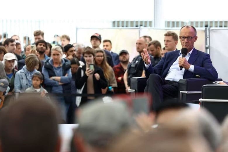 ８月２４日、ドイツのメルツ首相（写真）は米国が欧州連合（ＥＵ）の製品に１５％の関税を課している現状を踏まえ、数年以内に新たな貿易相手国を見つけるべきとの考えを示した。ベルリンで撮影（２０２５年　ロイター/Liesa Johannssen）