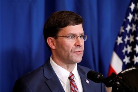 　２０１９年１２月３１日、米政府は、在イラク米大使館をデモ隊が襲撃した事件を受け、米兵約７５０人を直ちに中東へ派遣することを決めた。さらなる増派も準備しており、数日以内に最大４０００人規模を追加派遣する可能性がある。写真はフロリダ州マールアラーゴで会見するエスパー国防長官。昨年１２月撮影（２０１９年　ロイター／Tom Brenner）
