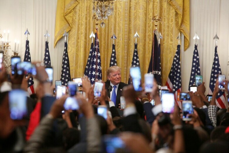 　１０月２６日、トランプ米大統領は、ツイッターが自分のアカウントから多くのフォロワーを削除して他のユーザーが自分をフォローしにくくしていると主張した（２０１８年　ロイター/CATHAL MCNAUGHTON）