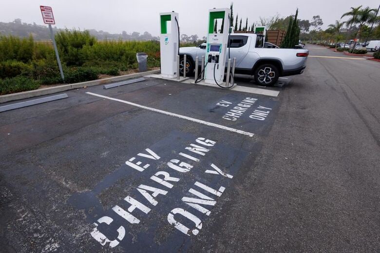 カリフォルニア州オーシャンサイドにあるショッピングセンターの駐車場に設置された電気自動車（ＥＶ）用充電器。2023年10月撮影。REUTERS/Mike Blake