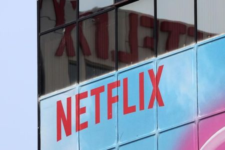 　６月２３日、米動画配信大手・ネットフリックスは、全従業員の４％に当たる３００人を解雇すると発表した。写真は同社のロゴ。ハリウッドで２０１８年７月撮影（２０２２年　ロイター／Lucy Nicholson）
