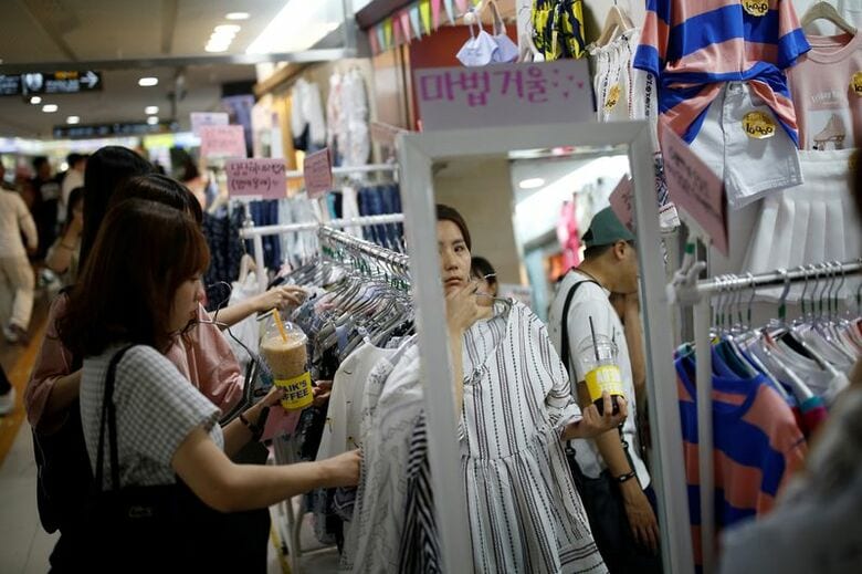 写真はソウル市内の小売店。2016年6月、ソウルで撮影。 REUTERS/Kim Hong-Ji