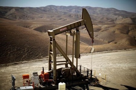 　５月１６日、４月の米鉱工業生産指数は製造業が１．０％上昇し、２０１４年２月以来、３年２カ月ぶりの大きな伸びとなった。写真はカリフォルニア州のシェール掘削設備。２０１３年４月撮影。（２０１７年　ロイター／Lucy Nicholson）