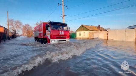 ４月７日、  ロシア南西部のウラル川でダム決壊に伴う大規模な洪水が発生し、少なくとも６０００世帯が被害を受けたほか、何千人もの流域住民が避難を強いられている。写真は６日、ウラル地方オルスクで浸水した住宅街を移動する救助車両。非常事態省提供の動画より（２０２４年　ロイター）