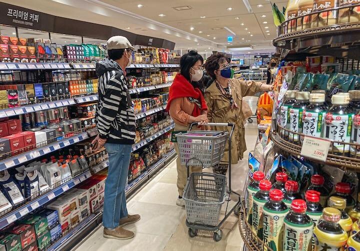 日本製品を購入しやすくなった（ロッテ百貨店の食品売り場）　撮影：佐々木和義