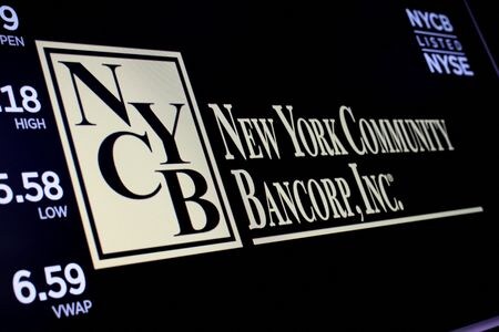 　５月７日、格付け大手フィッチ・レーティングスは、米地銀持ち株会社ニューヨーク・コミュニティー・バンコープ（ＮＹＣＢ）と傘下のフラッグスター銀行の格付けを「ＢＢプラス」から「ＢＢ」に引き下げた。写真は米ニューヨーク証券取引所で１月撮影（２０２４　ロイター／Brendan McDermid）