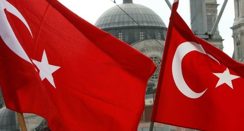 トルコ外務省は、約30年前の中国によるウイグル人弾圧を批判するトルコ野党指導者らの発言を巡り中国大使館が非難する声明を出したことを受け、同国の劉少賓・駐トルコ大使を呼んで抗議した。写真はトルコの旗。イスタンブールで2007年10月撮影（2021年　ロイター／Fatih Saribas）