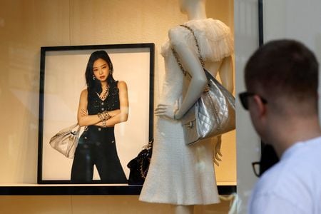 ５月２０日、フランスの高級ブランド大手シャネルは、豊富な資金力を生かし中国と米国へ新規出店を計画するなど積極的な設備投資方針を堅持していることを明らかにした。チューリヒのシャネル店舗前で４月撮影（２０２５年　ロイター/Stefan Wermuth）