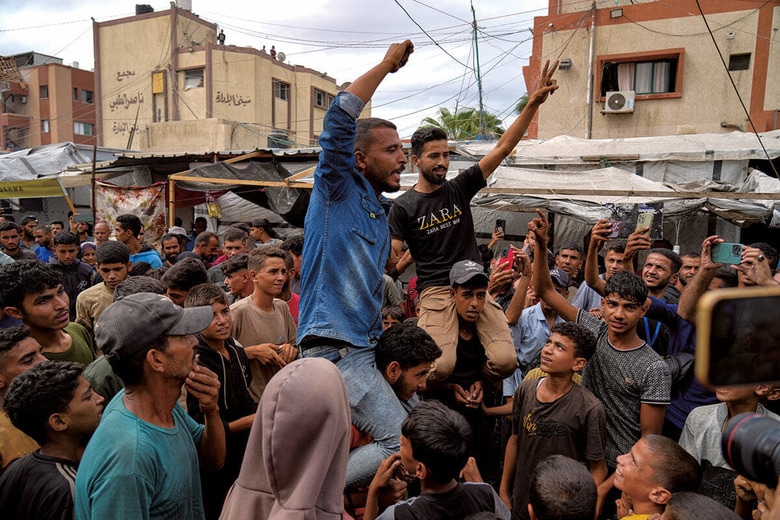 猛烈な破壊と飢餓で極限状態にあったパレスチナ自治区ガザで合意を祝福する人たち（南部ハンユニス、10月9日）　AP/AFLO