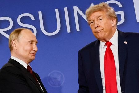 ロシアのプーチン大統領（左）とトランプ米大統領。昨年８月、アンカレッジで撮影（２０２６年　ロイター/Kevin Lamarque/File Photo）