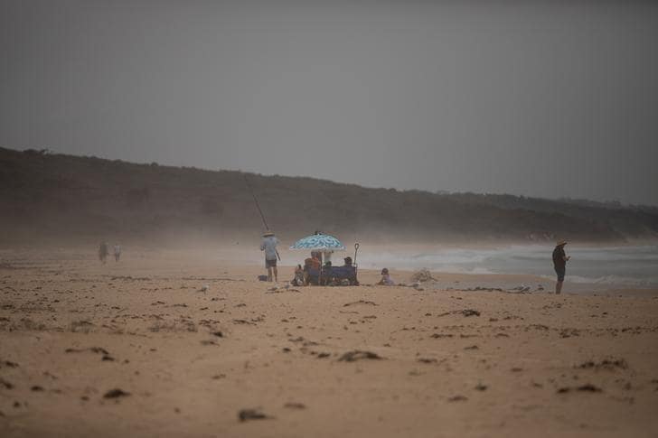 オーストラリアの観光業界団体は、同国の森林火災による業界の損失がこれまでに約10億豪ドル（6億9000万米ドル）に達したとの試算を明らかにし、観光客の呼び戻しに向けて政府に支援を求めた。写真はダルメニーのジョッシュズ・ビーチで14日撮影（2020年　ロイター／ALKIS KONSTANTINIDIS）