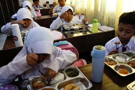 　インドネシア国家栄養庁のダダン・ヒンダヤナ長官は１６日、野心的な無料学校給食プログラムについて、年末までに提供を受けられる子どもは７２００万人にとどまり、当初目標の８３００万人に対して後れを取ると明らかにした。写真は１月、ジャカルタにある学校で撮影（２０２５年　ロイター／Willy Kurniawan）