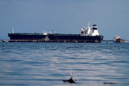 ３月２５日、トランプ大統領が、南米ベネズエラから原油を購入する国・地域からの輸入品に２５％の関税を課す大統領令に署名した翌日の、同国産原油の中国との取引が停滞している。写真はベネズエラ・マラカイボ湖に停泊中の石油タンカー。２０２３年１月撮影（２０２５年　ロイター/Isaac Urrutia）