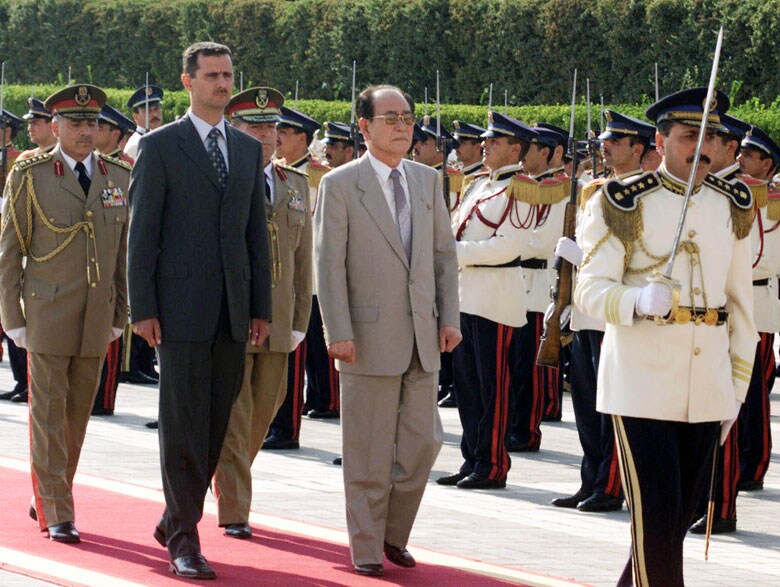 武器を販売するなど、シリアとの関係は密接で、シリアのアサド大統領と金正恩第一書記は頻繁にエールを交換し合ってきたとされる（シリアのダマスカスに到着した北朝鮮の金永南・最高人民会議常任委員長を迎えるアサド大統領、2002年）　Sana-REUTERS