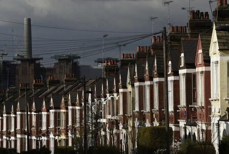 　７月１３日、英王立公認不動産鑑定士協会（ＲＩＣＳ）が公表した調査によると、６月のＲＩＣＳ住宅価格指数（「上昇」との回答から「下落」との回答を引いた数値）はプラス７で、５月のプラス１７から低下した。写真はロンドンの住宅街。昨年３月撮影（２０１７年　ロイター／Toby Melville）