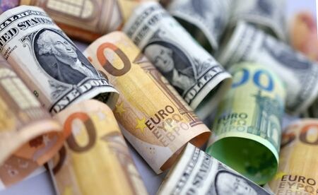 終盤のニューヨーク外為市場では、ドルがユーロと円に対して上昇。先週３％超下落していたドル指数は回復の兆しを見せた。（２０２５年　ロイター/Dado Ruvic/Illustration）