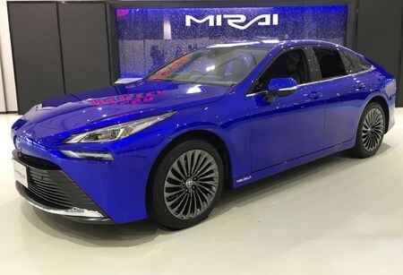 トヨタ自動車が上値を追い、２月６日に付けた年初来高値８０２６円を約１０か月ぶりに更新した。写真は、同社が改良した水素燃料電池車・ミライ。２０２０年１２月９日に撮影。（２０２０年　ロイター／Tim Kelly）