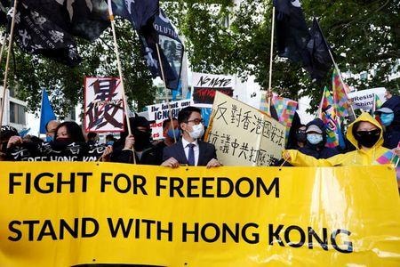香港国家安全維持法（国安法）の施行から１年となる６月３０日、国際人権団体アムネスティ・インターナショナルは報告書を公表し、国安法は香港に住む人々に人権上の緊急事態をもたらしたと懸念を示した。写真は２０２０年９月、ドイツを訪問した王毅外相兼国務委員に抗議する人々、ベルリンで（２０２１年　ロイター/Michele Tantussi）