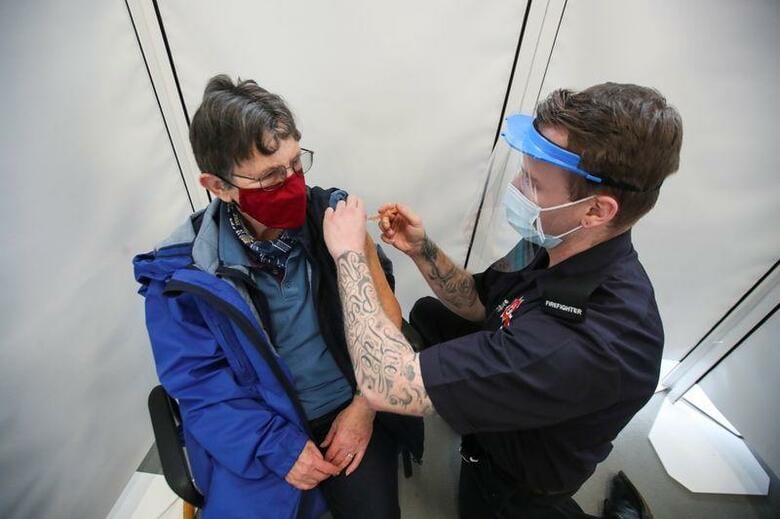 英製薬大手アストラゼネカは6日、英オックスフォード大学と共同開発した新型コロナウイルスワクチンについて、初期臨床試験の結果、南アフリカ変異株に感染した軽症者に対する効果は限定的だったと発表した。 写真は英ハンプシャーの消防署で行われた同ワクチンの接種。今年2月4日に撮影。（2021年　ロイター／Peter Cziborra）