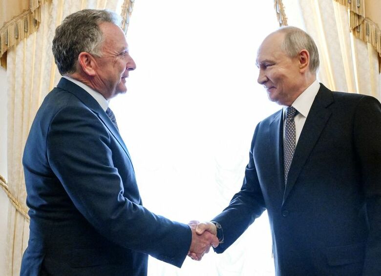 米国のウィットコフ和平交渉担当特使とプーチン大統領。10月21日、ロシアのサンクトペテルブルクで代表撮影。Sputnik提供。REUTERS