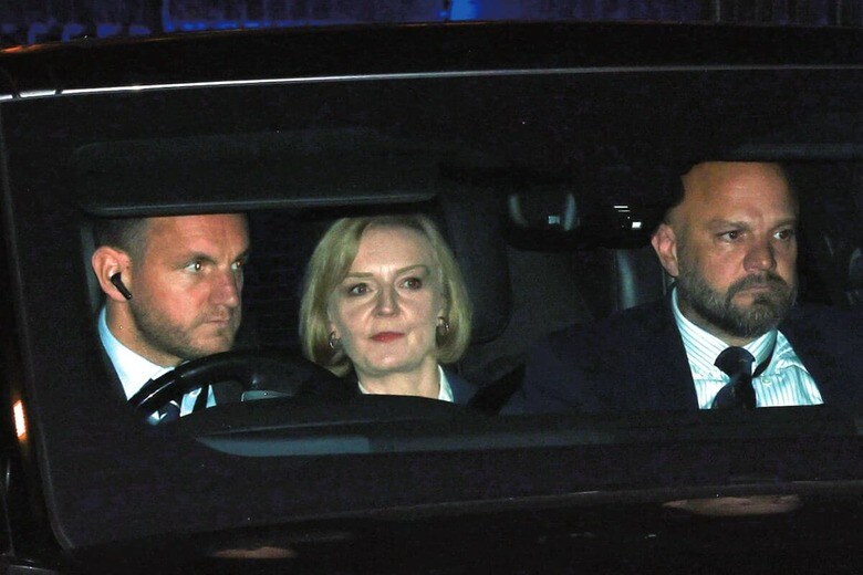 サッチャー流の経済政策が市場と国民から拒絶されたトラス（中央）　HENRY NICHOLLS-REUTERS