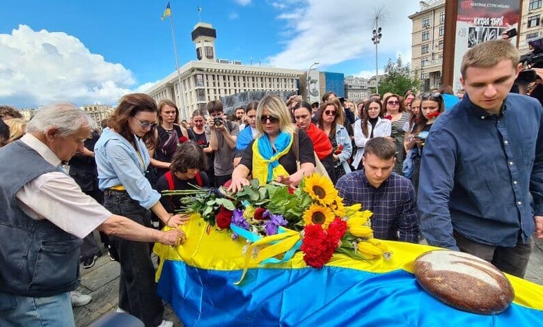 独立広場で営まれた24歳の戦死者の棺に弔花を手向ける市民（筆者撮影）
