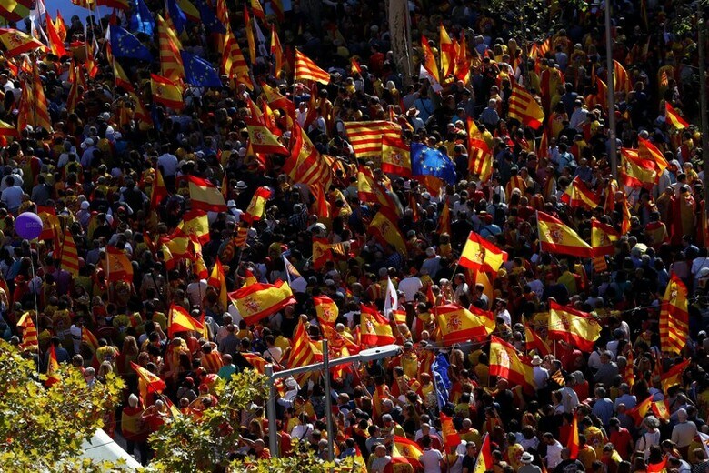 １０月２９日、スペイン北東部のバルセロナでカタルーニャ自治州の独立に反対する数十万人の人々がデモを行った。これまで、あまり声を上げてこなかった独立反対派の集会としては最大規模となり、独立を巡り市民が分断している状況が鮮明になった。バルセロナ中心部で撮影（２０１７年　ロイター/Yves Herman）