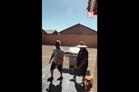 【動画】「犬だけは異変を察している？」 強力な「砂嵐」が住宅を破壊する瞬間が話題「クレイジーなビデオ」