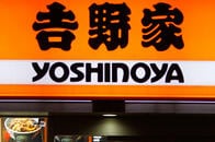 吉野家「外国籍」騒動の根深さ