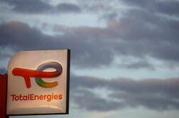 仏トタルエナジーズ、ホルムズ経由で原油輸送　大幅値引きで収益確保