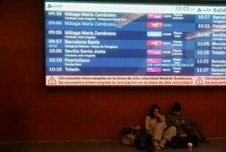 スペインで高速列車2本が衝突、原因や負傷者数は調査中